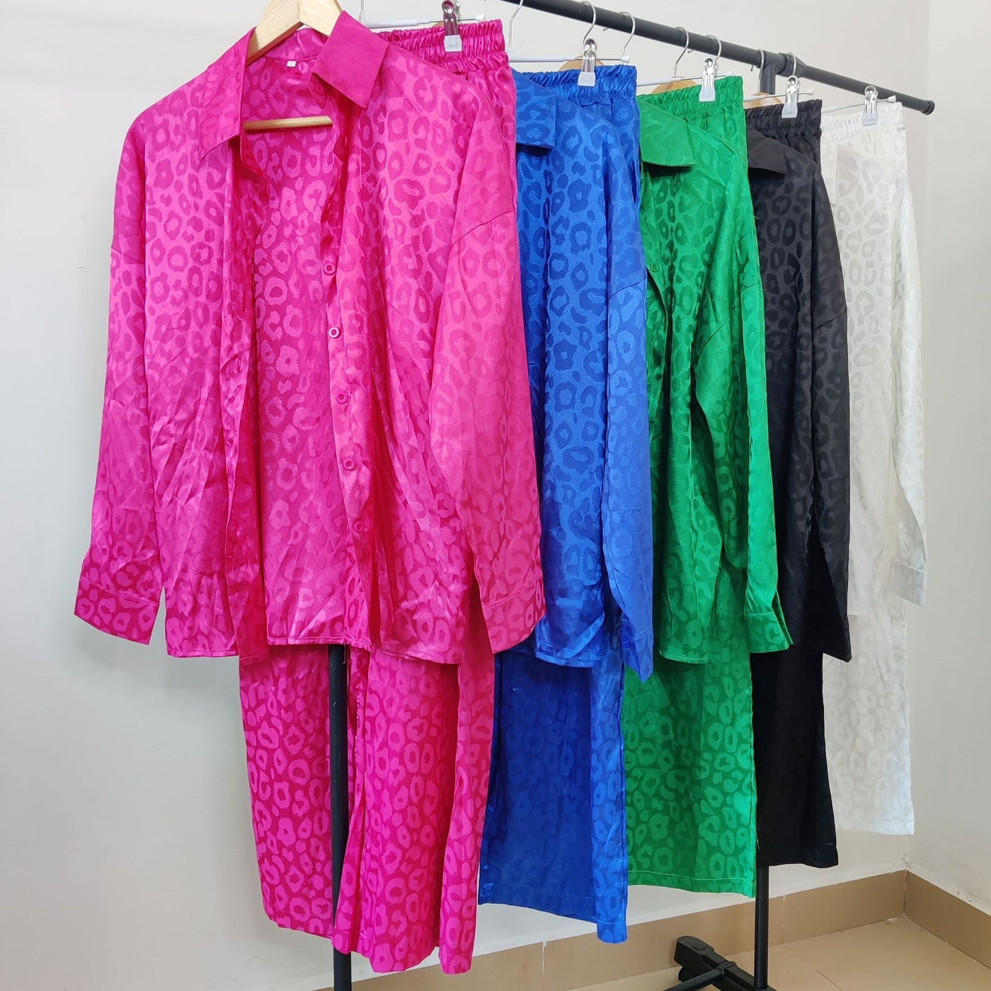 Amalia® | Leopard print satin shirt and pants set
